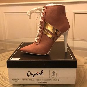 Qupid Sz 6 Mauve/Rose Gold Suede Heeled Bootie